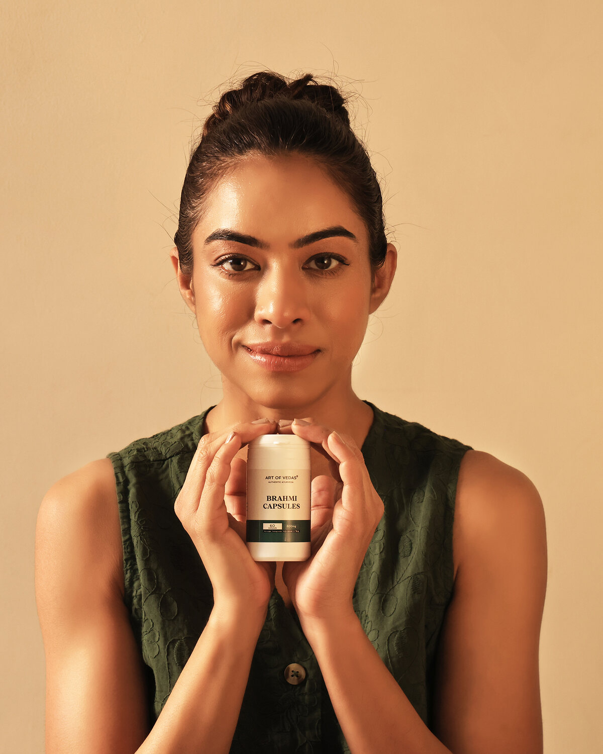 Art of Vedas Brahmi Capsules vastgehouden door een model