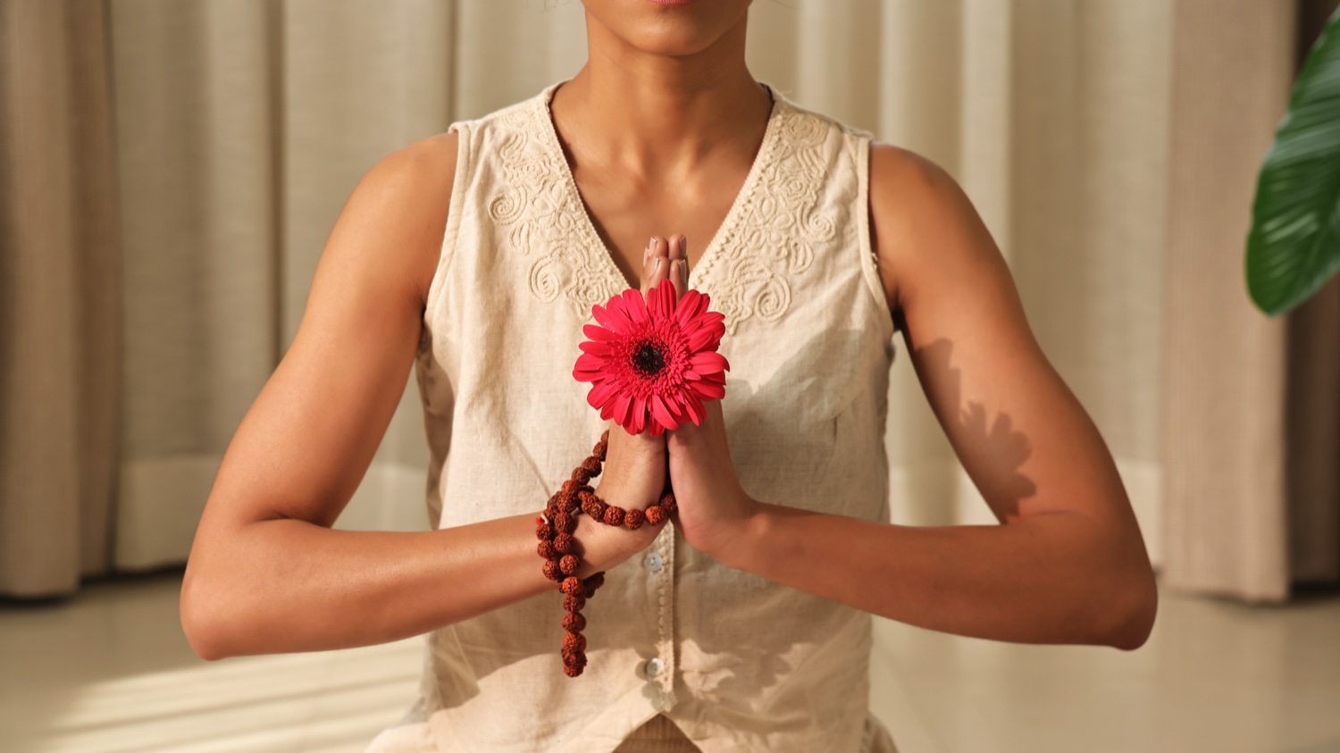 Femme tenant une fleur dans un geste Namaskar pour Art of Vedas